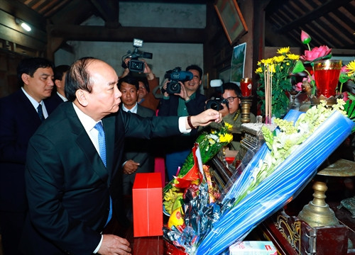 Thủ tướng Nguyễn Xuân Phúc dâng hương tại Nhà Cụ Phó Bảng Nguyễn Sinh Sắc - thân sinh Chủ tịch Hồ Chí Minh. Ảnh: Thống Nhất-TTXVN