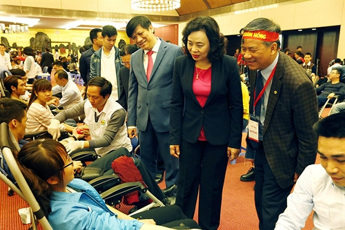 Thứ trưởng Bộ Y tế Nguyễn Thanh Long và bà Ngô Thị Thanh Hằng, Phó Bí thư thành ủy thành phố Hà Nội cùng GS Nguyễn Anh Trí thăm và động viên các tình nguyện viên hiến máu tại Lễ hội Xuân Hồng 2017. Ảnh: Dương Ngọc – TTXVN Thứ trưởng Bộ Y tế Nguyễn Thanh Long và bà Ngô Thị Thanh Hằng, Phó Bí thư thành ủy thành phố Hà Nội cùng GS Nguyễn Anh Trí thăm và động viên các tình nguyện viên hiến máu tại Lễ hội Xuân Hồng 2017. Ảnh: Dương Ngọc – TTXVN