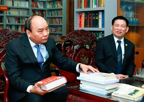 Thủ tướng Nguyễn Xuân Phúc thăm thư viện Làng Sen. Ảnh: Thống Nhất-TTXVN