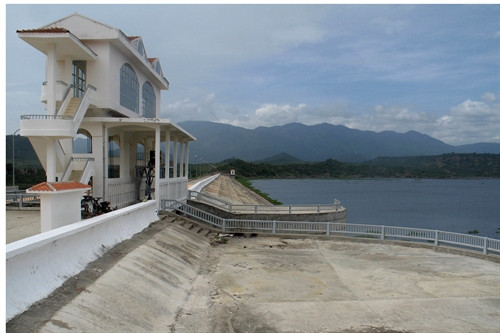 Công trình hồ chứa nước Lanh Ra được xây dựng để tích nước phục vụ tưới tiêu. Công trình hồ chứa nước Lanh Ra được xây dựng để tích nước phục vụ tưới tiêu.