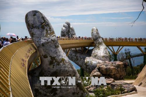 Cầu Vàng được hai bàn tay khổng lồ nâng đỡ nằm trên khu nghỉ dưỡng Bà Nà Hills ở TP Đà Nẵng. Ảnh: Trọng Đạt - TTXVN Cầu Vàng được hai bàn tay khổng lồ nâng đỡ nằm trên khu nghỉ dưỡng Bà Nà Hills ở TP Đà Nẵng. Ảnh: Trọng Đạt - TTXVN