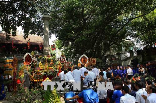 Đoàn rước kiệu truyền thống trong lễ hội. Ảnh: Thanh Tùng - TTXVN Xe mô hình cùng đoàn rước kiệu truyền thống. Ảnh: Thanh Tùng - TTXVN Đông đảo đại biểu và nhân dân dự lễ hội dâng hương tưởng niệm vua Lê Thái Tổ. Ảnh: Thanh Tùng - TTXVN Trích đoạn sân khấu tái hiện vua Lê Thái Tổ đăng quang. Ảnh: Thanh Tùng - TTXVN Đoàn rước kiệu truyền thống trong lễ hội. Ảnh: Thanh Tùng - TTXVN Xe mô hình cùng đoàn rước kiệu truyền thống. Ảnh: Thanh Tùng - TTXVN Đông đảo đại biểu và nhân dân dự lễ hội dâng hương tưởng niệm vua Lê Thái Tổ. Ảnh: Thanh Tùng - TTXVN Trích đoạn sân khấu tái hiện vua Lê Thái Tổ đăng quang. Ảnh: Thanh Tùng - TTXVN