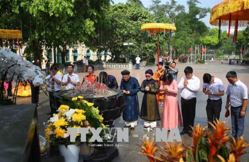 Dâng hương tại tượng đài vua Lý Thái Tổ. Ảnh: Thanh Tùng - TTXVN Dâng hương tại tượng đài vua Lý Thái Tổ. Ảnh: Thanh Tùng - TTXVN