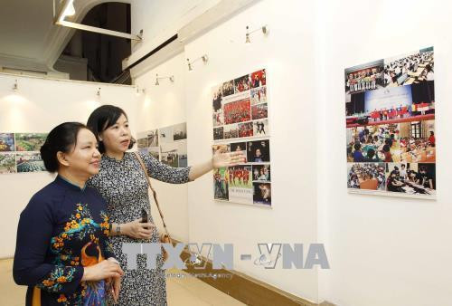 Bà Trần Thị Hà, Phó Chủ tịch thường trực Hội đồng Thi đua - Khen thưởng Trung ương, Thứ trưởng Bộ Nội vụ, Trưởng ban Ban Thi đua - Khen thưởng Trung ương và Phó Tổng giám đốc TTXVN Vũ Việt Trang tham quan triển lãm. Ảnh: TTXVN Bà Trần Thị Hà, Phó Chủ tịch thường trực Hội đồng Thi đua - Khen thưởng Trung ương, Thứ trưởng Bộ Nội vụ, Trưởng ban Ban Thi đua - Khen thưởng Trung ương và Phó Tổng giám đốc TTXVN Vũ Việt Trang tham quan triển lãm. Ảnh: TTXVN