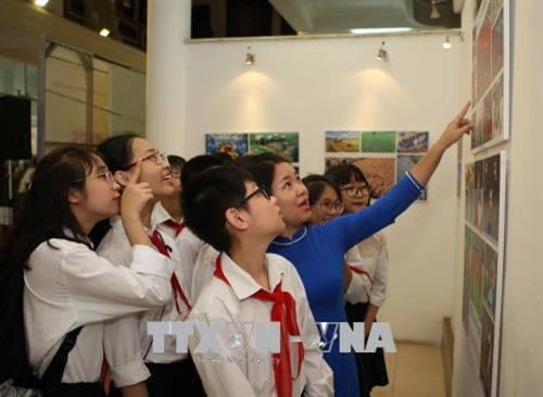 Cô và trò trường THCS Trưng Vương (Hà Nội) tham quan triển lãm trong ngày khai mạc. Ảnh: TTXVN Cô và trò trường THCS Trưng Vương (Hà Nội) tham quan triển lãm trong ngày khai mạc. Ảnh: TTXVN