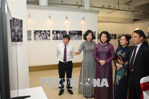 Đồng chí Đặng Thị Ngọc Thịnh, Ủy viên BCH Trung ương Đảng, Phó Chủ tịch nước và các đại biểu tham quan triển lãm. Ảnh: TTXVN Đồng chí Đặng Thị Ngọc Thịnh, Ủy viên BCH Trung ương Đảng, Phó Chủ tịch nước và các đại biểu tham quan triển lãm. Ảnh: TTXVN