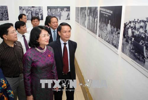 Đồng chí Đặng Thị Ngọc Thịnh, Ủy viên BCH Trung ương Đảng, Phó Chủ tịch nước và các đại biểu tham quan triển lãm. Ảnh: TTXVN Đồng chí Đặng Thị Ngọc Thịnh, Ủy viên BCH Trung ương Đảng, Phó Chủ tịch nước và các đại biểu tham quan triển lãm. Ảnh: TTXVN