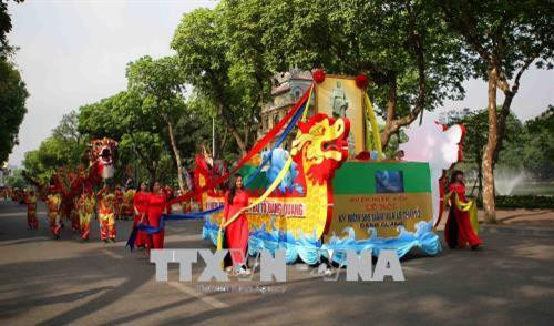 Đoàn rước kiệu truyền thống trong lễ hội. Ảnh: Thanh Tùng - TTXVN Xe mô hình cùng đoàn rước kiệu truyền thống. Ảnh: Thanh Tùng - TTXVN Đông đảo đại biểu và nhân dân dự lễ hội dâng hương tưởng niệm vua Lê Thái Tổ. Ảnh: Thanh Tùng - TTXVN Trích đoạn sân khấu tái hiện vua Lê Thái Tổ đăng quang. Ảnh: Thanh Tùng - TTXVN Đoàn rước kiệu truyền thống trong lễ hội. Ảnh: Thanh Tùng - TTXVN Xe mô hình cùng đoàn rước kiệu truyền thống. Ảnh: Thanh Tùng - TTXVN Đông đảo đại biểu và nhân dân dự lễ hội dâng hương tưởng niệm vua Lê Thái Tổ. Ảnh: Thanh Tùng - TTXVN Trích đoạn sân khấu tái hiện vua Lê Thái Tổ đăng quang. Ảnh: Thanh Tùng - TTXVN