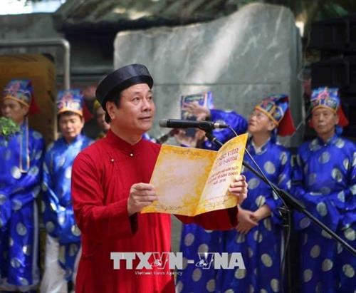 Đại diện Ban Tổ chức tấu Chúc văn tưởng niệm vua Lê Thái Tổ. Ảnh: Thanh Tùng - TTXVN Đại diện Ban Tổ chức tấu Chúc văn tưởng niệm vua Lê Thái Tổ. Ảnh: Thanh Tùng - TTXVN