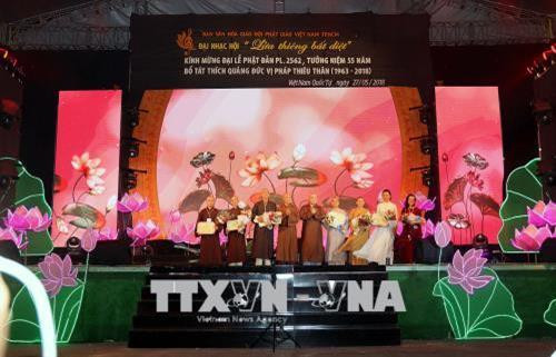 Đại diện Giáo hội Phật giáo Việt Nam Thành phố Hồ Chí Minh trao tặng Bằng Công đức cho các tập thể, cá nhân có nhiều đóng góp cho Tuần lễ Phật đản (Phật lịch 2562) tại Thành phố Hồ Chí Minh. Ảnh: Thanh Vũ-TTXVN