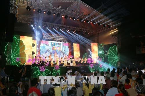 Tiết mục văn nghệ về tình yêu quê hương, đạo pháp. Ảnh: Thanh Vũ-TTXVN