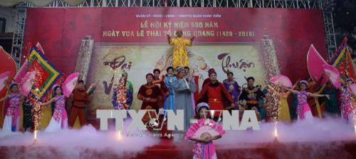 Đoàn rước kiệu truyền thống trong lễ hội. Ảnh: Thanh Tùng - TTXVN Xe mô hình cùng đoàn rước kiệu truyền thống. Ảnh: Thanh Tùng - TTXVN Đông đảo đại biểu và nhân dân dự lễ hội dâng hương tưởng niệm vua Lê Thái Tổ. Ảnh: Thanh Tùng - TTXVN Trích đoạn sân khấu tái hiện vua Lê Thái Tổ đăng quang. Ảnh: Thanh Tùng - TTXVN Đoàn rước kiệu truyền thống trong lễ hội. Ảnh: Thanh Tùng - TTXVN Xe mô hình cùng đoàn rước kiệu truyền thống. Ảnh: Thanh Tùng - TTXVN Đông đảo đại biểu và nhân dân dự lễ hội dâng hương tưởng niệm vua Lê Thái Tổ. Ảnh: Thanh Tùng - TTXVN Trích đoạn sân khấu tái hiện vua Lê Thái Tổ đăng quang. Ảnh: Thanh Tùng - TTXVN