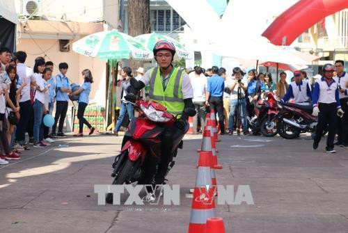 Thí sinh tham gia cuộc thi “Lái xe an toàn cùng sinh viên”. Ảnh: Xuân Dự - TTXVN