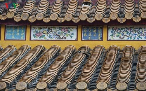 Năm 2016, “Thơ văn trên Kiến trúc cung đình Huế” được ghi danh Di sản Tư liệu Thế giới Khu vực châu Á- Thái Bình Dương. Đây là những di sản tư liệu độc đáo, là những bản gốc, duy nhất hiện chỉ còn ở Việt Nam và có giá trị nổi bật toàn cầu. Hệ thống di sản thơ văn này thật sự là một bảo tàng sống động, độc đáo, riêng có về văn chương thời Nguyễn. Thơ tráng men pháp lam trên ngoại thất điện Thái Hòa. Đây thực sự là một kho tàng văn hóa vô giá của xứ Huế, của Việt Nam mà cho đến nay chưa phải ai cũng biết đến dù chúng có hàng ngàn đơn vị, hiển hiện khắp nơi trên nhiều, rất nhiều công trình kiến trúc cung đình triều Nguyễn tại cố đô Huế. Thơ văn trên kiến trúc cung đình thường được trang trí theo lối “nhất thi nhất họa” hoặc “nhất tự nhất họa”, mỗi bài thơ hay mỗi đại tự được trang trí kèm một bức tranh. Vị trí thể hiện chủ yếu là trên các liên ba, đố bản hay cổ diềm các công trình, cả trong nội thất và ngoại thất, để ở vị trí nào người ta cũng có thể chiêm ngưỡng, thưởng thức được Thơ thì phổ biến là thể ngũ ngôn, thất ngôn; câu đối thì khá đa dạng, không cố định số chữ; đại tự thì chủ yếu là các mỹ tự với ý nghĩa tốt đẹp Thơ trên di tích lăng Thiệu Trị. Cho đến nay, hệ thống thơ văn chữ Hán trên kiến trúc cung đình Huế vẫn được bảo tồn rất tốt, trừ các tác phẩm đã bị mất mát do công trình bị tiêu hủy, số còn lại được giữ gìn hầu như nguyên vẹn. Cổ diềm trang trí men pháp lam ở Lăng Thiệu trị Đánh giá về kho tàng thơ văn này, nhiều nhà nghiên cứu cho rằng, đây là một di sản vô cùng đặc biệt, nó không chỉ phản ánh trí tuệ, tài năng của các vị hoàng đế triều Nguyễn, mà còn phản ánh truyền thống văn hóa và đặc trưng của xứ Huế, vùng đất của thi ca và các thi nhân nổi tiếng. Thơ trên di tích lăng Thiệu Trị.