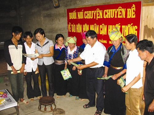 Đông đảo bà con ở xã La Pán Tẩn, huyện Mù Cang Chải tham gia buổi nói chuyện về tảo hôn, hôn nhân cận huyết thống