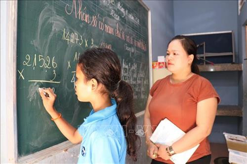 Cô giáo Trần Thị Minh Thư dạy các em người Khmer học toán. Ảnh: Đức Hạnh - TTXVN