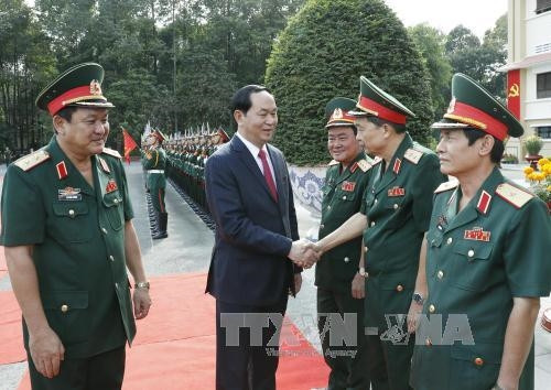 Chủ tịch nước Trần Đại Quang với các cán bộ, sỹ quan chỉ huy Bộ Tư lệnh Quân khu 7. Ảnh: Nhan Sáng-TTXVN