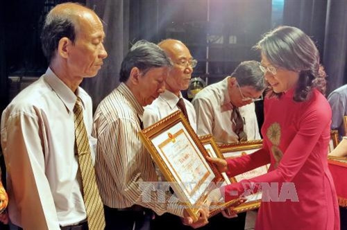 Phó Chủ tịch UBND Thành phố Hồ Chí Minh Nguyễn Thị Thu trao Bằng khen của UBND thành phố cho đại diện các tập thể có thành tích xuất sắc trong thực hiện phong trào “Toàn dân đoàn kết xây dựng đời sống văn hoá” liên tục nhiều năm liền, tại hội nghị. Ảnh: Thế Anh-TTXVN Phó Chủ tịch UBND Thành phố Hồ Chí Minh Nguyễn Thị Thu trao Bằng khen của UBND thành phố cho đại diện các tập thể có thành tích xuất sắc trong thực hiện phong trào “Toàn dân đoàn kết xây dựng đời sống văn hoá” liên tục nhiều năm liền, tại hội nghị. Ảnh: Thế Anh-TTXVN