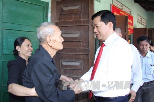 Đồng chí Đinh La Thăng, Bí thư Thành ủy Thành phố Hồ Chí Minh đến xã Thới Tam Thôn, huyện Hóc Môn trao huy hiệu 70 năm tuổi đảng cho đồng chí Nguyễn Văn Hoảnh (sinh năm 1928). Ảnh: Thanh Vũ-TTXVN