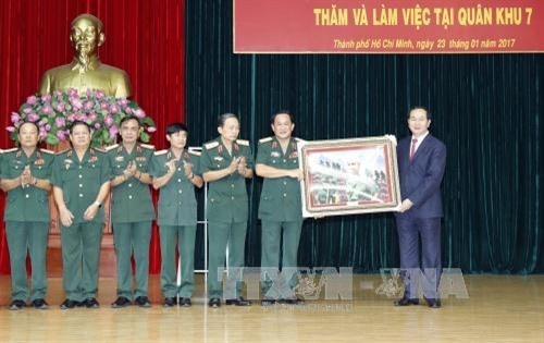 Chủ tịch nước Trần Đại Quang tặng quà cho các lực lượng vũ trang Bộ Tư lệnh Quân khu 7. Ảnh: Nhan Sáng-TTXVN
