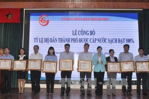 Chủ tịch HĐND Thành phố Hồ Chí Minh Nguyễn Thị Quyết Tâm trao bằng khen cho các các nhân. Ảnh: Hoàng Hải-TTXVN