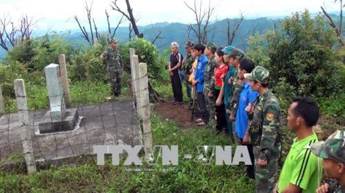 Già làng xã Mường Lạn phối hợp tuần tra cột mốc cùng lực lượng biên phòng. Ảnh: Hữu Quyết – TTXVN Già làng xã Mường Lạn phối hợp tuần tra cột mốc cùng lực lượng biên phòng. Ảnh: Hữu Quyết – TTXVN