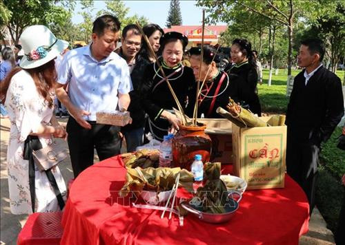 Các món ăn Tây Bắc thu hút đông du khách. Ảnh: Hồng Điệp - TTXVN Nặn tò he tại Lễ hội mùa xuân các dân tộc tỉnh Gia Lai 2019. Ảnh: Hồng Điệp - TTXVN Các loại nhạc cụ truyền thống dân tộc Tây Nguyên là điểm nhấn của Lễ hội mùa xuân các dân tộc tỉnh Gia Lai 2019. Ảnh: Hồng Điệp - TTXVN Múa Sạp tại Lễ hội. Ảnh: Hồng Điệp - TTXVN Các gian hàng rau củ tươi sống thu hút đông du khách. Ảnh: Hồng Điệp - TTXVN Các món ăn Tây Bắc thu hút đông du khách. Ảnh: Hồng Điệp - TTXVN Nặn tò he tại Lễ hội mùa xuân các dân tộc tỉnh Gia Lai 2019. Ảnh: Hồng Điệp - TTXVN Các loại nhạc cụ truyền thống dân tộc Tây Nguyên là điểm nhấn của Lễ hội mùa xuân các dân tộc tỉnh Gia Lai 2019. Ảnh: Hồng Điệp - TTXVN Múa Sạp tại Lễ hội. Ảnh: Hồng Điệp - TTXVN Các gian hàng rau củ tươi sống thu hút đông du khách. Ảnh: Hồng Điệp - TTXVN