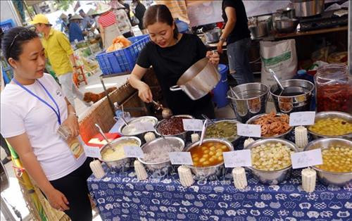 Lễ hội quy tụ hơn 100 loại bánh dân gian Nam Bộ. Ảnh: Thanh Liêm - TTXVN Các món bánh tại lễ hội có giá từ 5.000 – 20.000 đồng/phần. Ảnh: Thanh Liêm - TTXVN Các loại bánh dân gian Nam Bộ được bày bán phục vụ du khách tại lễ hội. Ảnh: Thanh Liêm - TTXVN Ngoài bánh dân gian, lễ hội còn có nhiều loại chè, các món giải khát thích hợp trong thời tiết nắng nóng. Ảnh: Thanh Liêm - TTXVN