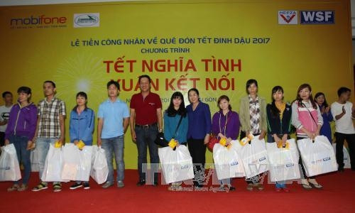 Phó Bí thư Thành ủy TP. Hồ Chí Minh Nguyễn Thị Dung tặng quà công nhân về quê đón Tết. Ảnh: Thanh Vũ-TTXVN Phó Bí thư Thành ủy TP. Hồ Chí Minh Nguyễn Thị Dung tặng quà công nhân về quê đón Tết. Ảnh: Thanh Vũ-TTXVN