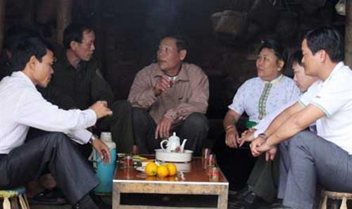 Phối hợp tuyên truyền xây dựng đời sống mới ở bản Say Sán Phìn, xã Mản Thẩn, huyện Si Ma Cai (Lào Cai). Ảnh: dangcongsan.vn Phối hợp tuyên truyền xây dựng đời sống mới ở bản Say Sán Phìn, xã Mản Thẩn, huyện Si Ma Cai (Lào Cai). Ảnh: dangcongsan.vn