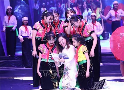 Tiết mục biểu diễn văn nghệ của cô giáo và học sinh tại Lễ tuyên dương. Ảnh: Văn Điệp – TTXVN