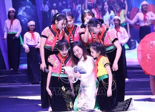 Tiết mục biểu diễn văn nghệ của cô giáo và học sinh tại Lễ tuyên dương. Ảnh: Văn Điệp – TTXVN