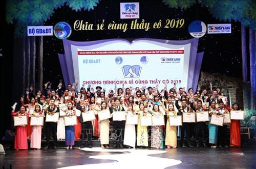 Các thầy cô giáo được tuyên dương tại Chương trình "Chia sẻ cùng thầy cô" năm 2019. Ảnh: Văn Điệp – TTXVN