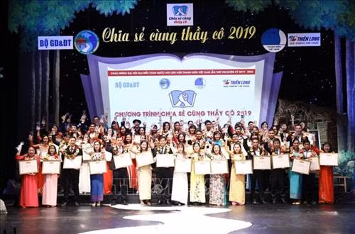 Các thầy cô giáo được tuyên dương tại Chương trình "Chia sẻ cùng thầy cô" năm 2019. Ảnh: Văn Điệp – TTXVN