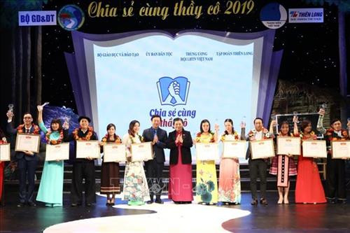 Phó Chủ tịch Thường trực Quốc hội Tòng Thị Phóng và Bí thư thứ nhất Trung ương Đoàn, Chủ tịch Trung ương Hội Liên hiệp Thanh niên Việt Nam Lê Quốc Phong trao biểu trưng và Bằng khen của Trung ương Hội tuyên dương các thầy, cô giáo tại Lễ tuyên dương Chương trình "Chia sẻ cùng thầy cô" năm 2019. Ảnh: Văn Điệp – TTXVN