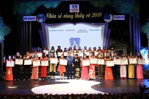 Chủ nhiệm Ủy ban về các vấn đề xã hội của Quốc hội Nguyễn Thúy Anh và Bí thư thường trực Trung ương Đoàn Nguyễn Anh Tuấn trao biểu trưng và Bằng khen của Trung ương Hội Liên hiệp Thanh niên Việt Nam tuyên dương các thầy cô giáo tiêu biểu tại chương trình "Chia sẻ cùng thầy cô" năm 2019. Ảnh: Văn Điệp – TTXVN