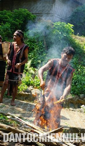Lễ vật để cúng gồm lợn, gà được thui qua lửa để làm lông chứ không dùng nước sôi như bình thường. Ảnh: Nam Sương