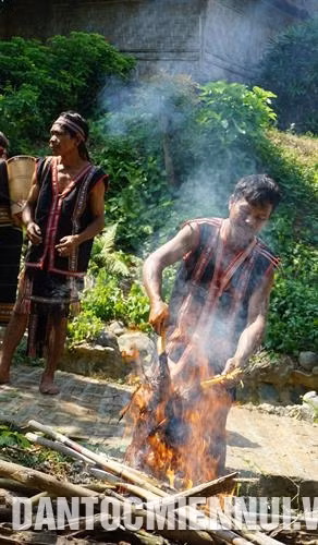 Lễ vật để cúng gồm lợn, gà được thui qua lửa để làm lông chứ không dùng nước sôi như bình thường. Ảnh: Nam Sương