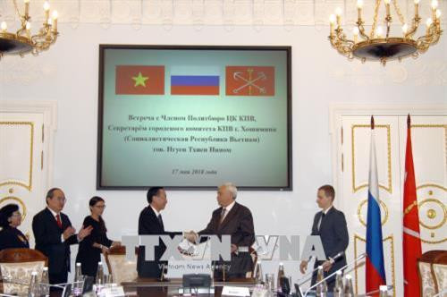 Phó Chủ tịch thường trực UBND Thành phố Hồ Chí Minh và Thống đốc Georgy Poltavchenko ký thỏa thuận hợp tác. Ảnh Dương Trí - PV TTXVN tại LB Nga Phó Chủ tịch thường trực UBND Thành phố Hồ Chí Minh và Thống đốc Georgy Poltavchenko ký thỏa thuận hợp tác. Ảnh Dương Trí - PV TTXVN tại LB Nga