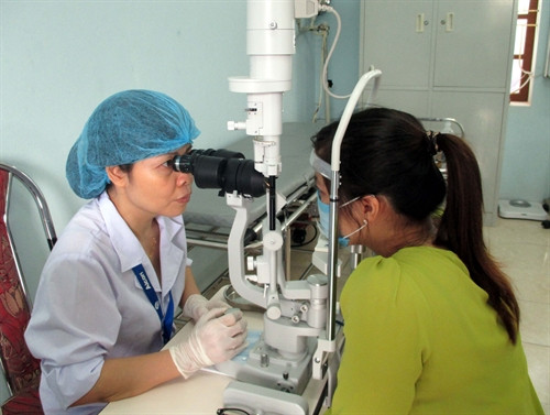 Các bác sỹ đang khám sức khỏe cho đồng bào dân tộc thiểu số. Các bác sỹ đang khám sức khỏe cho đồng bào dân tộc thiểu số.