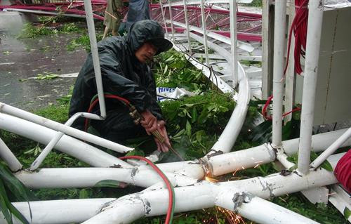 Người dân thu rọn sau bão số 10. Ảnh: Đức Thọ - TTXVN