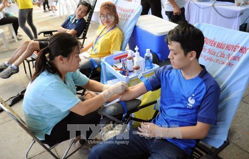 Các tình nguyện viên tham gia hiến máu hỗ trợ bệnh nhi ung thư. Ảnh: An Hiếu – TTXVN