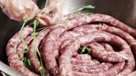 Từng xâu lạp xưởng sau khi đã nhồi thịt. Từng xâu lạp xưởng sau khi đã nhồi thịt.