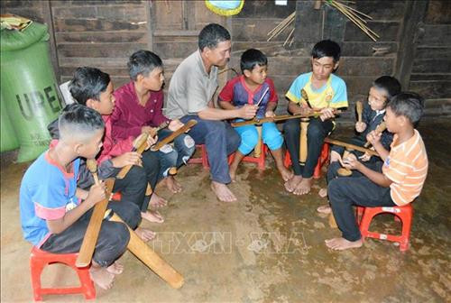 Ông Y’ Gõ Niê dạy đám trẻ buôn Kram đánh chiêng tre. Ảnh: Tuấn Anh – TTXVN Ông Y’ Gõ Niê dạy đám trẻ buôn Kram đánh chiêng tre. Ảnh: Tuấn Anh – TTXVN