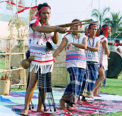 Nhảy múa trong lễ hội.