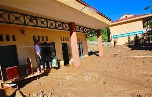 Các phòng học và phòng chức năng của tiểu học Trung Sơn ngập sâu trong bùn đất. Ảnh: Quang Quyết, Trọng Đạt – TTXVN Các phòng học và phòng chức năng của tiểu học Trung Sơn ngập sâu trong bùn đất. Ảnh: Quang Quyết, Trọng Đạt – TTXVN