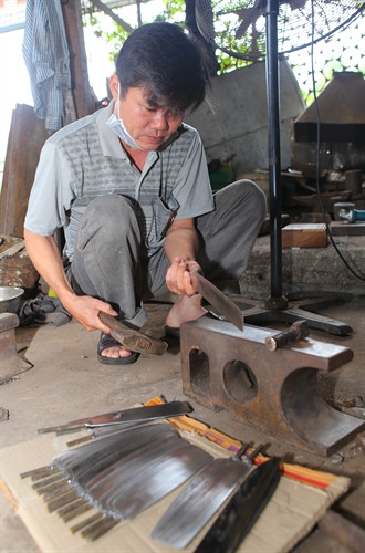 Anh Tiến hoàn thiện sản phẩm dao siêu sạch do anh tự sáng chế. Anh Tiến hoàn thiện sản phẩm dao siêu sạch do anh tự sáng chế.