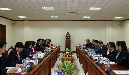 Quagn cảnh hội đàm gữa Đoàn đại biểu Hội đồng Dân tộc Quốc hội Việt Nam và đoàn Ủy ban Dân tộc Quốc hội Lào, sáng 27/6 tại Thủ đô Viêng Chăn. Ảnh: Phạm Kiên – Phóng viên TTXVN tại Lào