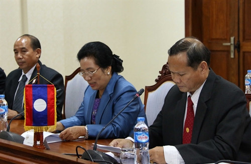 Đoàn đại biểu Ủy ban Dân tộc Quốc hội Lào, do đồng chí Buaphan Lykaiya (giữa), Chủ nhiệm Ủy ban Dân tộc Quốc hội Lào làm Trưởng đoàn tham gia hội đàm. Ảnh: Phạm Kiên – Phóng viên TTXVN tại Lào