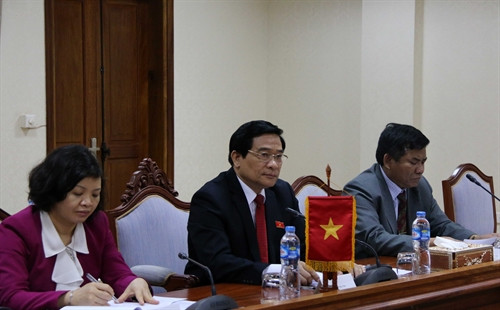 Đoàn đại biểu Hội đồng Dân tộc Quốc hội Việt Nam do đồng chí Hà Ngọc Chiến (giữa) làm Trưởng đoàn hội đàm với đoàn Ủy ban Dân tộc Quốc hội Lào, do đồng chí Buaphan Lykaiya - Chủ nhiệm Ủy ban Dân tộc Quốc hội Lào làm Trưởng đoàn. Ảnh: Phạm Kiên – Phóng viên TTXVN tại Lào